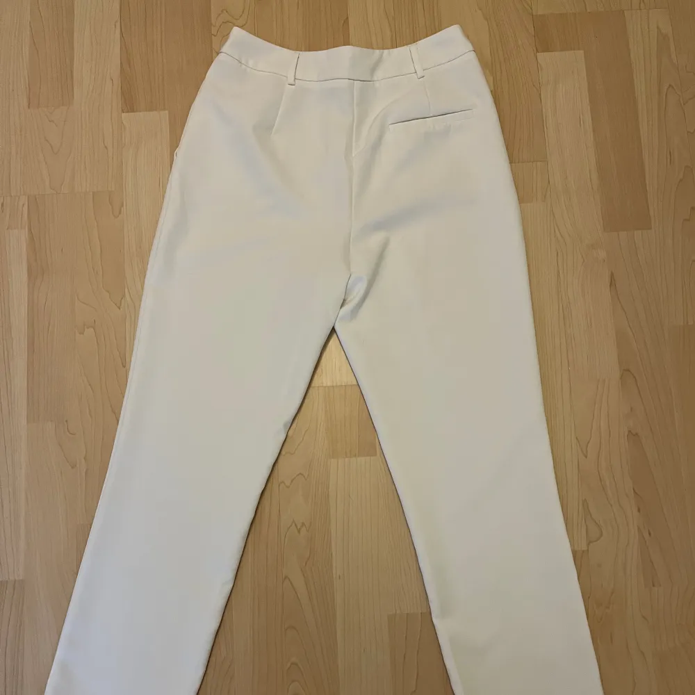 Vita kostymbyxor från Kappahl Midjemått rakt över: 38cm Innerbenslängd: 70cm. Jeans & Byxor.
