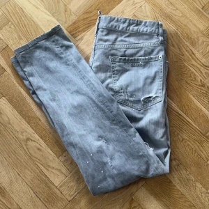 Dsquared 2 jeans - Dsquared 2 jeans gråa Använda men nyskick Äkta Storlek 52 motsvarar 32/33 men passar mig som är ganska smal om man vill ha det lite mer slim. Vid snabb affär så kan jag gå ner lite i pris.