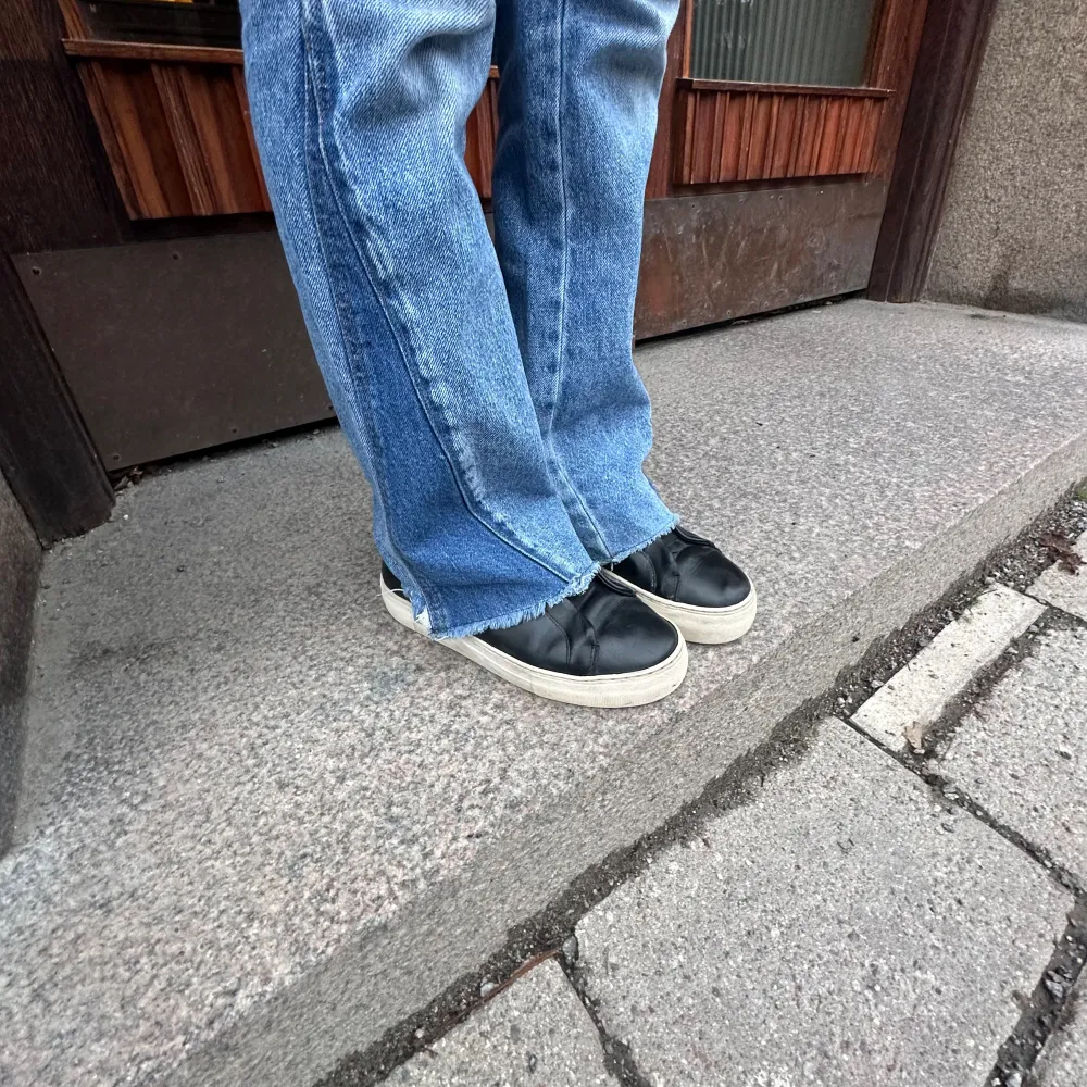 Säljer dessa skit balla Axel Arigato skor i läder då de inte kommer till så mycket användning längre  💗💗 Köpta för 2200kr för ca 2 år sen  (pris kan diskuteras såklart!). Skor.