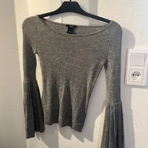 Säljer en grå tröja i storlek XS från Lindex då den aldrig kommit till användning. Vid frågor är det bara att höra av sig.💕