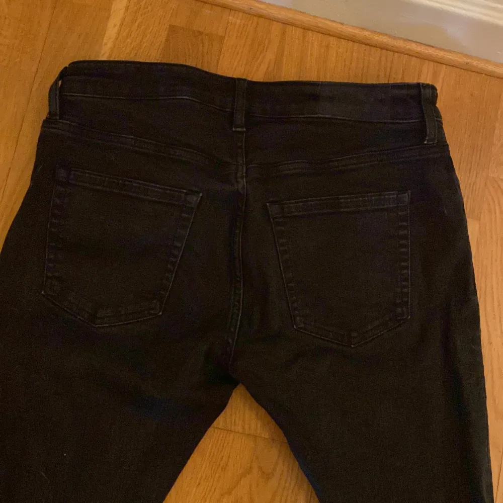 Jeans från märket Karve i storlek 32. Färgen svart.. Jeans & Byxor.