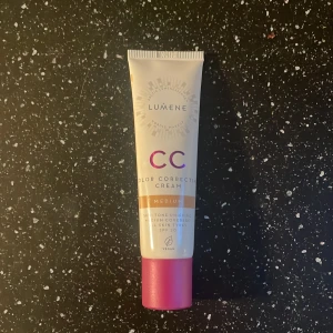 cc cream lumene - cc cream i färgen medium! aldrig använd! säljer för att jag råka köpa två! kom gärna med prisförslag!🫶🏼