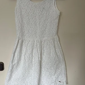 Klänning - Kort fin vit klänning perfekt nu till skolavslutning och sommaren. Inga defekter