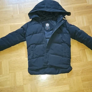 Canada goose jacka  - Säljer min äkta canada gose jacka i använt skick den är köpt tidigare på plick därav priset priset kan även diskuteras 
