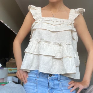 Blus - Så söt blus med volanger💓