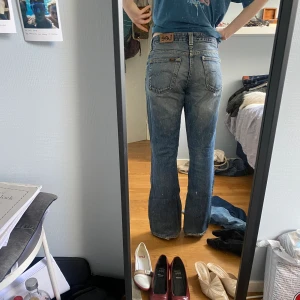 Lågmidjade bootcutjeans från lee - Lågmidjade Bootcut jeans med snygg tvätt och ett hål på höger knä Passar s-m