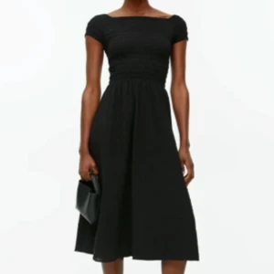 Ny offshoulder klänning ARKET - Helt ny/oanvänd klänning från arket i storlek xs