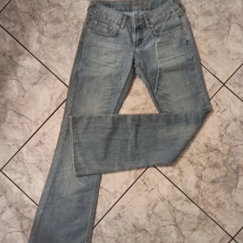 Säljer dessa skit snygga jeans då de inte passade 😩gylfen har typ hoppat ur men det går nog att fixa enkelt, inga defekter annars, skriv privat för mått 💞. Jeans & Byxor.
