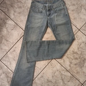 Lågmidjade jeans  - Säljer dessa skit snygga jeans då de inte passade 😩gylfen har typ hoppat ur men det går nog att fixa enkelt, inga defekter annars, skriv privat för mått 💞