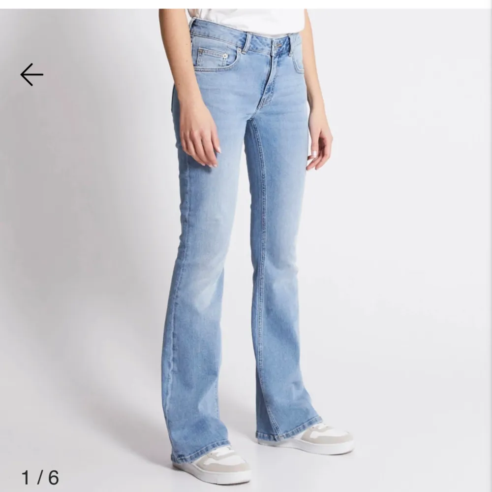 snygga ljusblå jeans från lager 157 i modellen low boot, inga defekter och kanppt använda då de ej passade mig! fler bilder finns privat 🩵 pris går att diskutera vid snabb affär !. Jeans & Byxor.