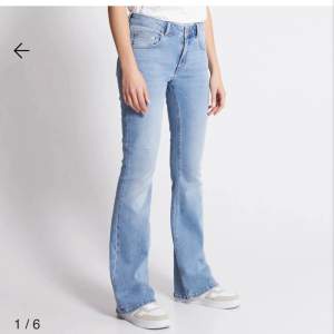 snygga ljusblå jeans från lager 157 i modellen low boot, inga defekter och kanppt använda då de ej passade mig! fler bilder finns privat 🩵 pris går att diskutera vid snabb affär !