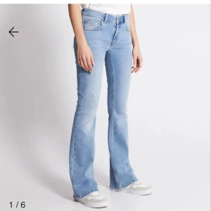 lågmidjade jeans från lager 157 - snygga ljusblå jeans från lager 157 i modellen low boot, inga defekter och kanppt använda då de ej passade mig! fler bilder finns privat 🩵 pris går att diskutera vid snabb affär !