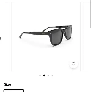 Säljer ett par solglasögon från Cléo😊En modell för både killar och tjejer. Säljer för att de inte längre kommer till någon användning. Nypris 1600 kr