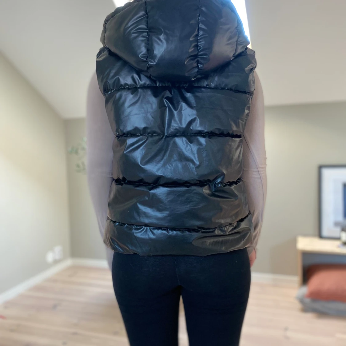 Glansig svart dunväst - 91