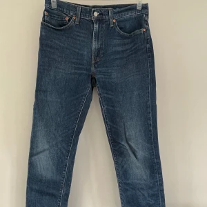 Levi’s jeans  - Säljer mina Levi’s jeans storlek 34/34 för dem är förstora för mig, bra skick på den och inga håll eller skador på jeansen. Dem sitter väldigt bra och dem är inte för pösiga eller tajta. Skriv för mer info, bilder 
