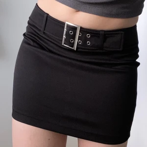 Minikjol - Minikjol med bälte.  Midjemått: 40cm  Längd: 34cm  Vet inte vad det är för märke Storlek: skulle gissa 36 