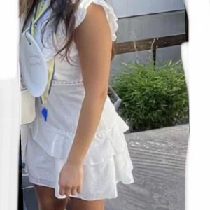 Vit klänning  - Min studentklänning som jag självklart endast använde en gång. Väldigt söt och i mycket fint skick.