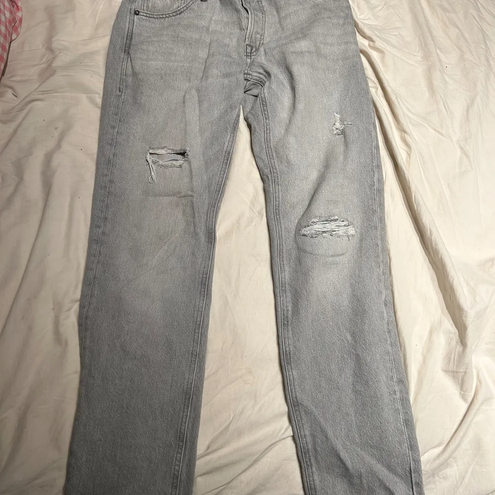 Säljer att par jack and jones jeans då jag tyckte dom var lite stora för mig, inga defekter alls. Jeans & Byxor.