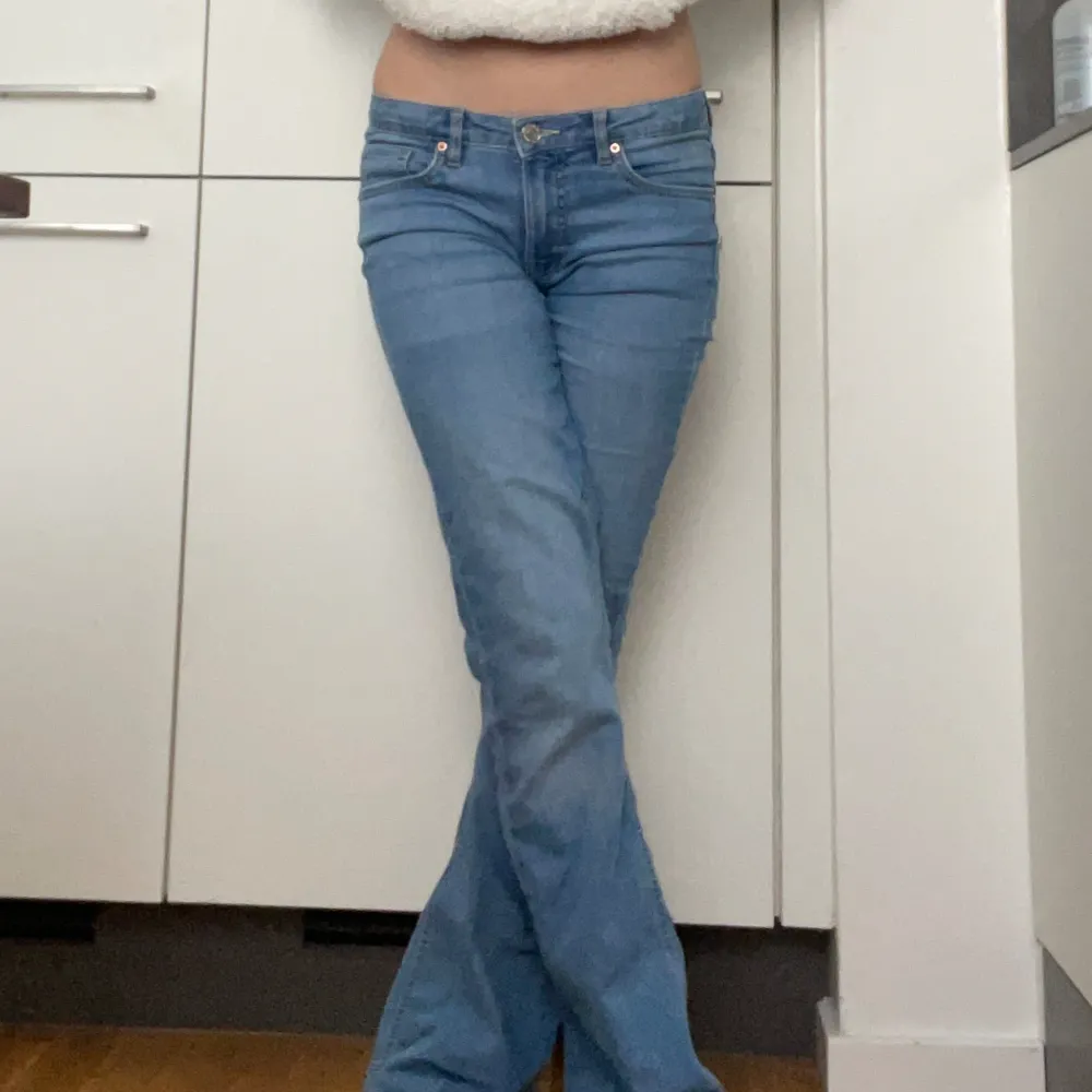 Lågmidjade bootcut jeans som jag själv sydde lägre!🙌 Stretchig, är i storlek 158 men passar mig perfekt som är 165. I fint skick förutom att jag råka klippa ett hål (syns på nära håll, fixat) Kom privat för fler bilder/mått! Tryck gärna på ”köp nu”!💗. Jeans & Byxor.