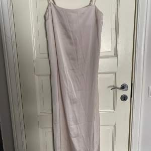 Säljer denna ljusrosa klänning från HM aldrig använd, säljer för 120kr!