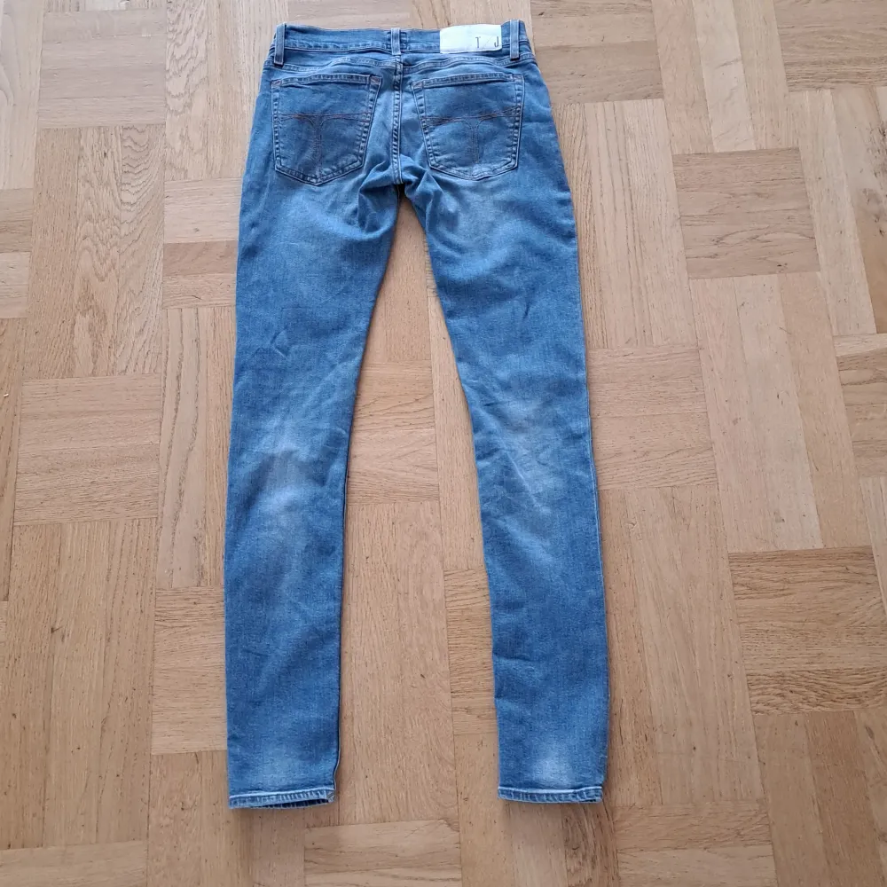 Säljer nu ett par jeans från tiger of sweden skicket på byxorna är 8/10 . Jeans & Byxor.