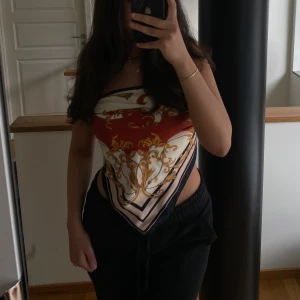 Multi use sjal  - Säljer denna jätte fina sjal från H&M som man kan använda till massor, antingen som topp eller som kjol. Perfekt till sommaren och blir öppen i ryggen om man väljer att ha den som topp. 