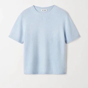 Soft Goat Tröja Blå Kortärmad - Nypris: 2200 kr Bra skick! Har några småfläckar som knappt syns Storlek: M (Kan passa för S) 100% Kashmir