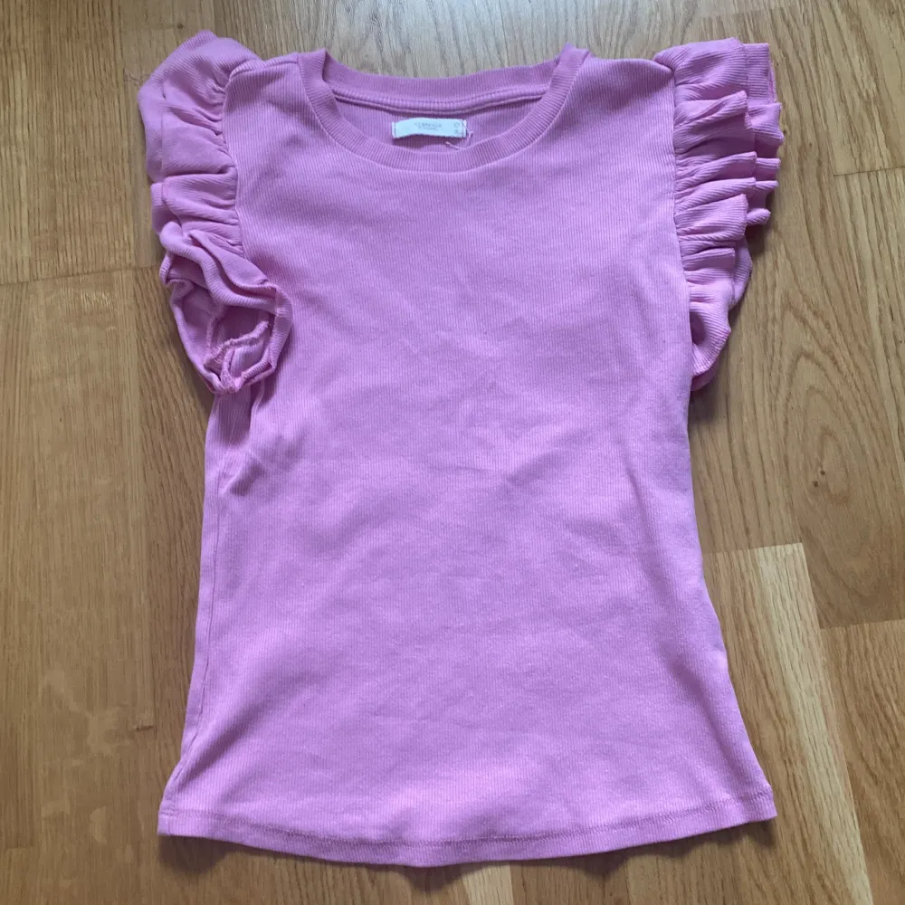 Denna rosa tröjan är lite puffig i armarna men inte jätte mycket den är från en butik som heter reserved. Detta är den perfekta tröjan till sommaren!💗💗💗. Toppar.