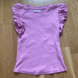 Rosa topp💗 - Denna rosa tröjan är lite puffig i armarna men inte jätte mycket den är från en butik som heter reserved. Detta är den perfekta tröjan till sommaren!💗💗💗