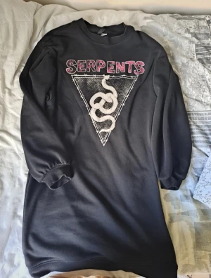 Hoodie - En lång hoodie från H&M. Oversized. 70% bomull och 30% polyester.