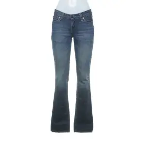 As snygga jeans från Levi’s i storlek W28/L32. De är i mycket bra skick! Köpta secondhand för 620kr. Pris kan diskuteras vid snabb affär. Hör av dig vid frågor☺️