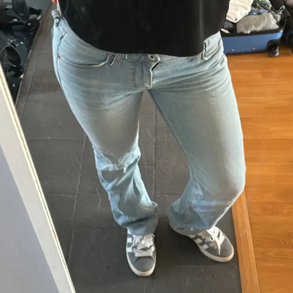 Säljer dessa super fina lågmidjade jeans, väldigt bra skick nästan inte använda. Nypris 700kr. Jeans & Byxor.