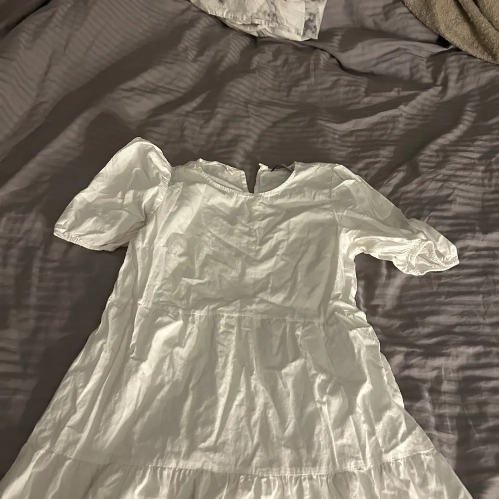 Sjukt fin vit klänning, likt den från zara. Klänningar.
