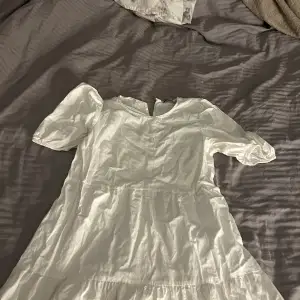 Sjukt fin vit klänning, likt den från zara