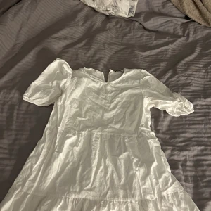 Vit klänning - Sjukt fin vit klänning, likt den från zara