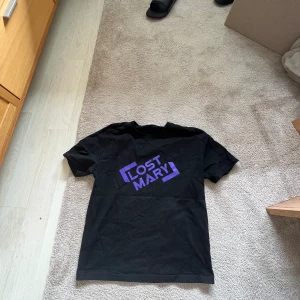 Lost Mary Tshirt - En oversized t-shirt med lostmary tryck som inte kommer till användning🩷