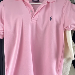 Ralph Lauren piké - Jag säljer nu min väldigt snygga Polo piké i färgen rosa. Jag säljer på grund av storleken, den är för liten. Skicket på tröjan är sprillansny. Original pris på tröjan är runt 1500 men mitt pris är bara 899. Kom dm för funderingar.😊