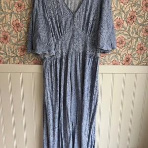 Lång klänning  - Använd vid fåtal tillfällen 