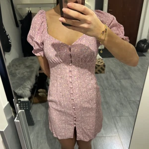 Klänning  - Jätte fin klänning på NA-KD💜 Använt 1 gång så klänningen är i jätte bra skick. Stolek 34💗  Pris: 300