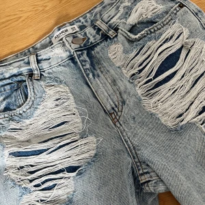 Trasiga jeans medelhög midja - Jättesnygga jeans. Mycket bra skick