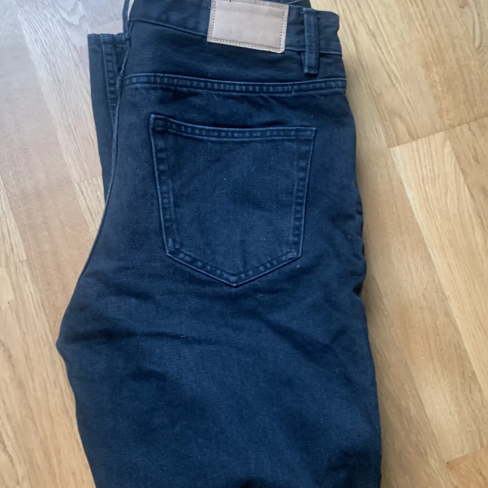 Säljer jeans storlek 40 som motsvarar s/m  Använt 4 gånger typ skick 10/10 . Jeans & Byxor.