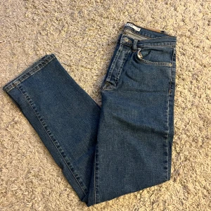 Blå raka jeans  - Knappt använda jeans i nyskick från Na-kd i storlek 36!