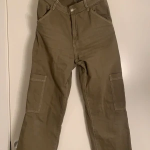 Olivgröna cargos💚 - Cargos i olivgrön färg, jag är 172 cm lång och dom är perfekta på benen💚
