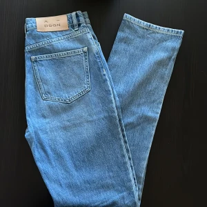 A-DSGN jeans strl S - Aldrig använda. Snygg passform. Storlek S motsvarar 70 cm i midjan och 80 cm i innerbenslängd.☀️