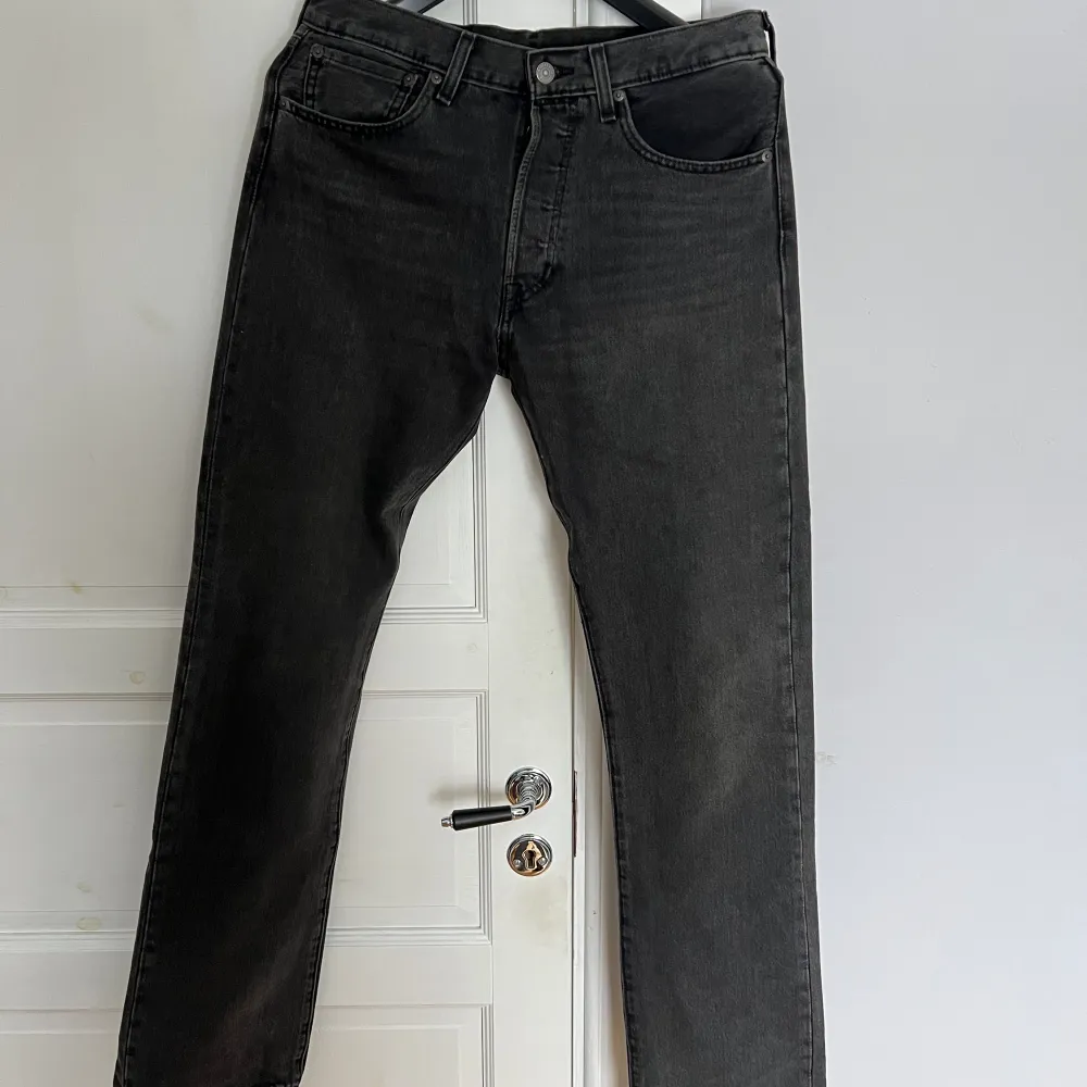 Säljer dessa svarta/mörkgrå Levis jeans i modell 501, okej skick!  W32/L34. Jeans & Byxor.