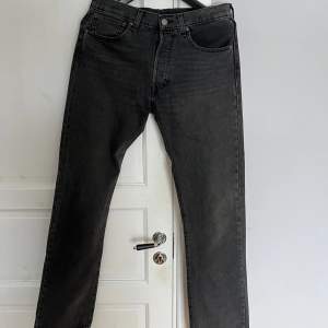 Säljer dessa svarta/mörkgrå Levis jeans i modell 501, okej skick!  W32/L34