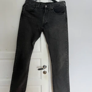 Levi’s 501 Jeans - Säljer dessa svarta/mörkgrå Levis jeans i modell 501, okej skick!  W32/L34
