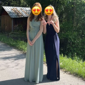 🤍BALKLÄNNING🤍 - Super fin balklänning som jag hade på min bal förra året🤍 använd en kväll🤍 lite insydd i midjan då den var lite stor för mig🤍 köpt i strl. 34 men passar som en 32 skulle jag säga🤍 nypris: 699kr🤍 (köp gärna via köp nu knappen, priset kan sänkas🤍)