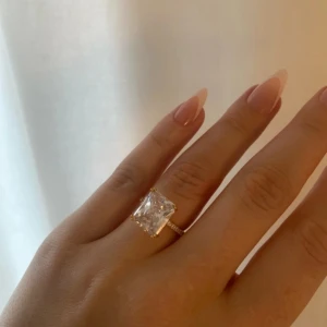 18k Safira Gulring med Sten - Ring med sten från Safira i 18 karat guldpläterat 925 sterling silver. Använd en gång men annars i nyskick. Skriv vid frågor ☺️