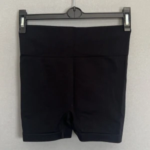 Träningsshorts  - Säljer ett par oanvända träningsshorts ifrån shein💓de är endast testade💓kom privat för fler bilder eller om du har några frågor💓priset kan diskuteras💓